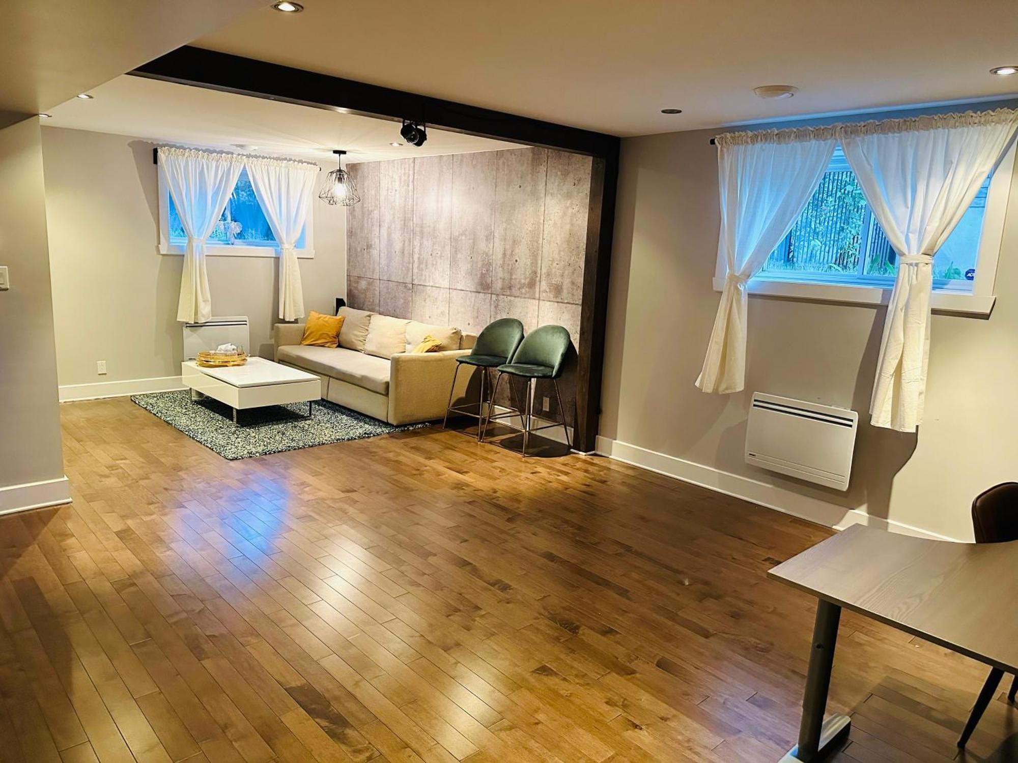 Urban Retreat - 2 Bedroom, 3 Beds, 6 Guests, Free Parking 롱게일 외부 사진