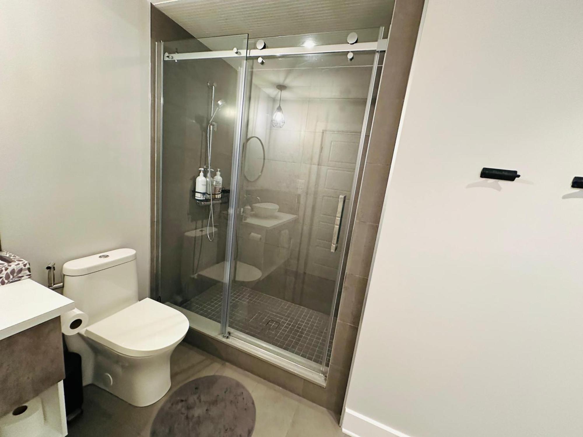 Urban Retreat - 2 Bedroom, 3 Beds, 6 Guests, Free Parking 롱게일 외부 사진